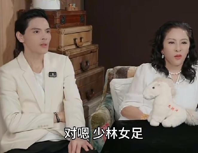 向佐一本正经开口：“《功夫女足》，建议大家别去看。”一句话直接把直播间网友逗乐