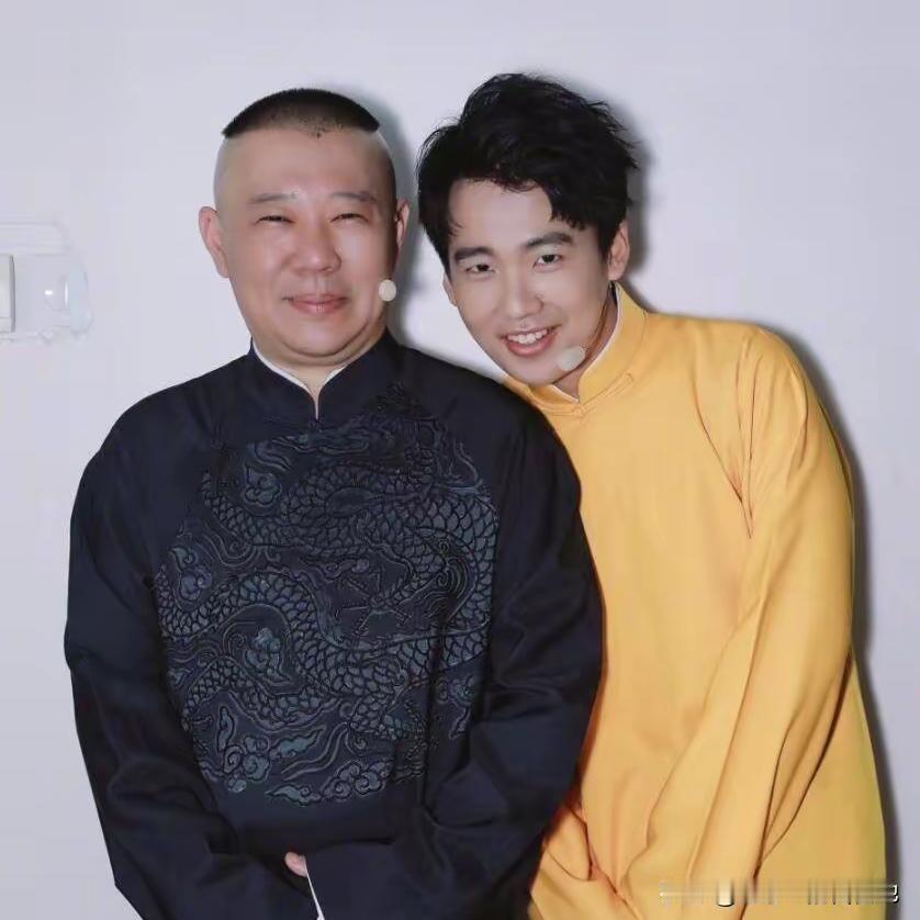 有一次郭麒麟和父亲郭德纲一起接受主持人李艾的采访，在采访的过程中李艾对郭麒麟打趣