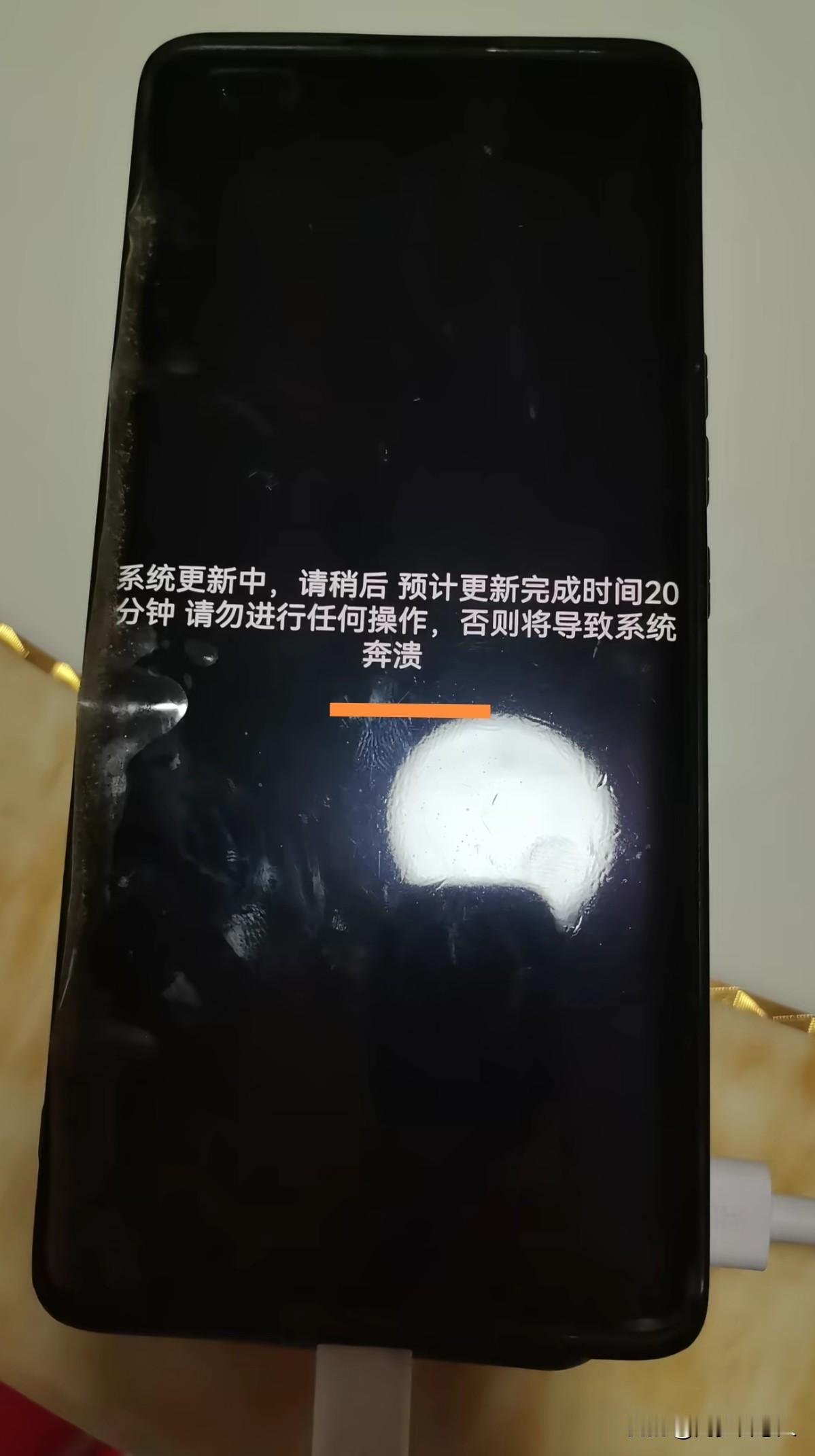 手机放着充电没有碰，手机却自动盗刷银行卡，机主都不知道为什么会被盗刷，各位朋友们