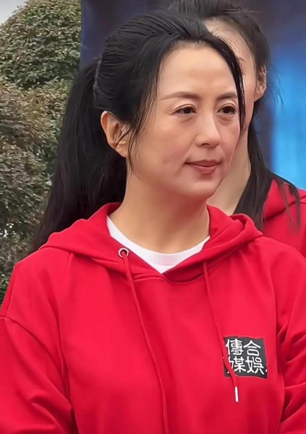 她的素颜照片还是挺迷人的，年龄大了这一种自然状态下的松弛感，让她增添了一些韵味，
