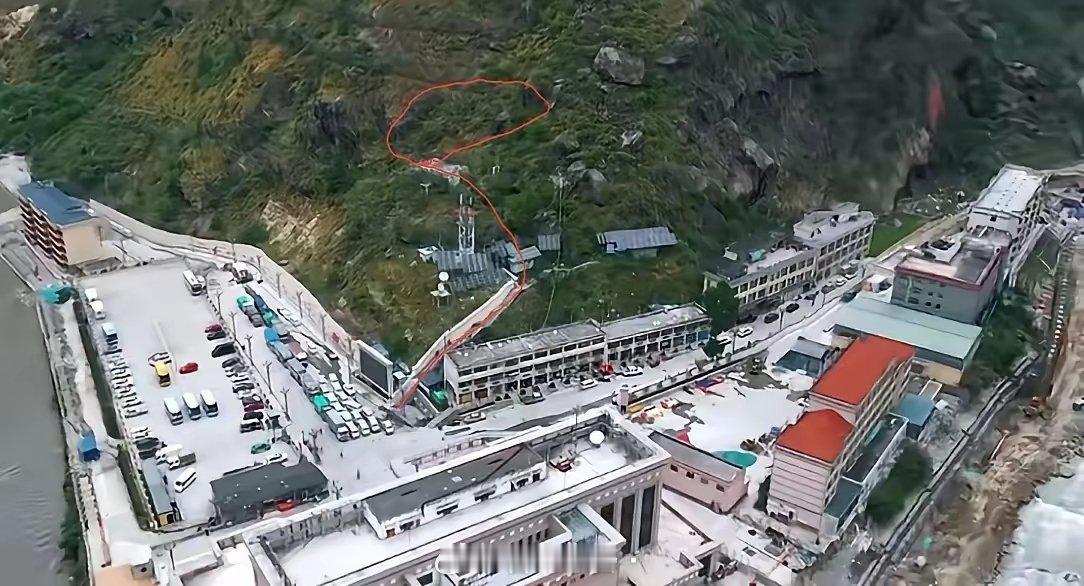 吉隆口岸那里，看全景图才发现，这里是有楼梯的，离房子和车子都不远，用全力说不定还