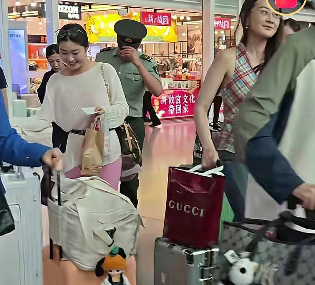 从阅兵场上走下的女兵，个个都是时尚达人，美目镜，俏发型，五颜六色，多姿多彩的潮流