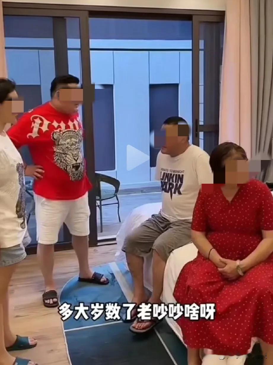 爸妈要离婚，儿子说财产谁花钱的归谁，老爸一句话把儿子打懵了。男子爸妈吵架要离婚，