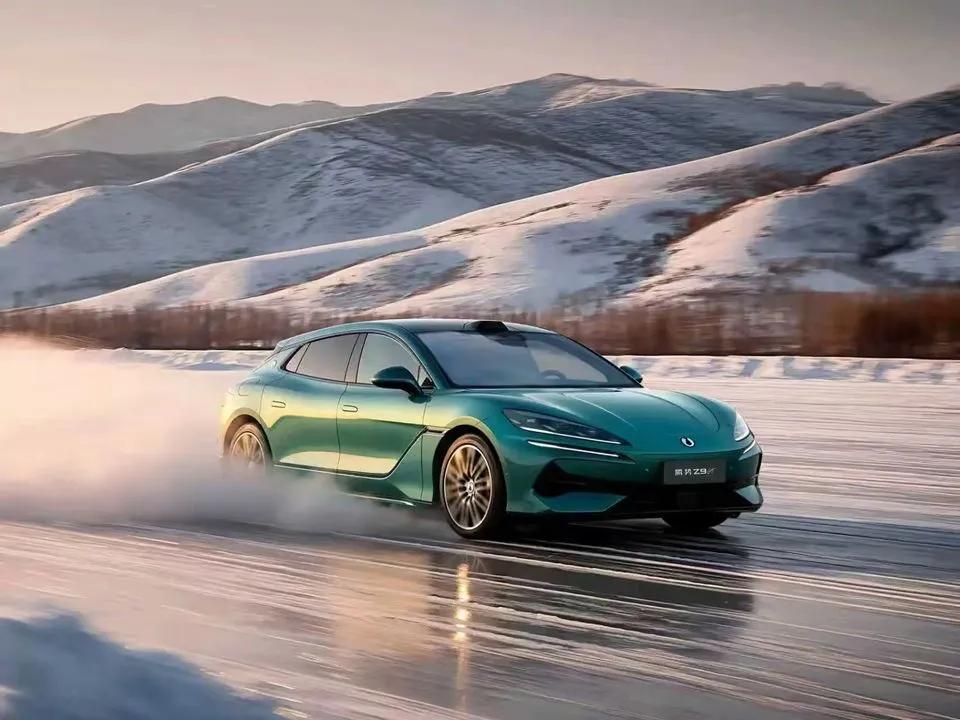 丹尼尔・克雷格携手腾势，共启豪华可持续出行新篇章跟大家说个汽车圈的大消息！3月