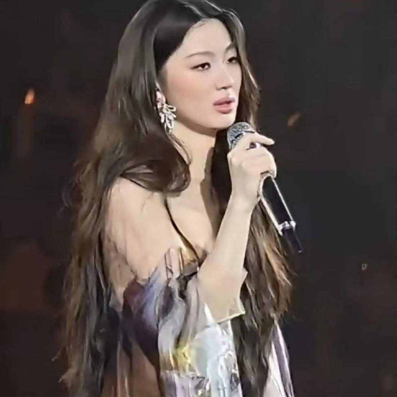 真的太心疼单依纯了！凭借超强唱功把《李白》唱得火遍全网，让这首歌再度出圈，不少人