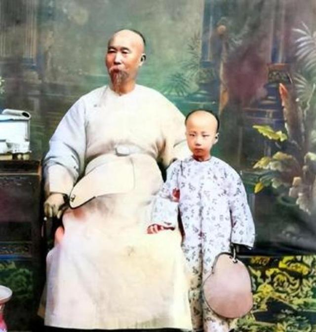 1901年，李鸿章去世，他给子孙留下4000多万两白银和无数家产，可没想到，5