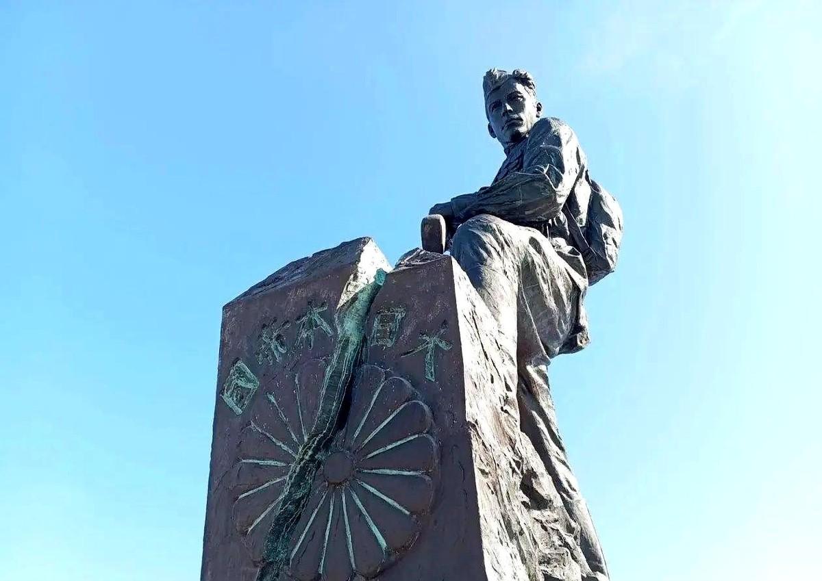 枪托高高举起，一记重锤，狠狠砸碎了刻着“大日本帝国”的界碑。连带那朵象征他们皇