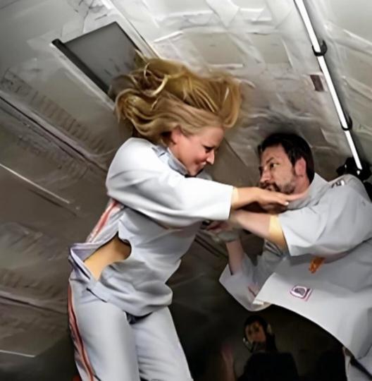 1992年那对“太空夫妻”，记者在他们返回地球第一个问题就是：“你们在太空有没有