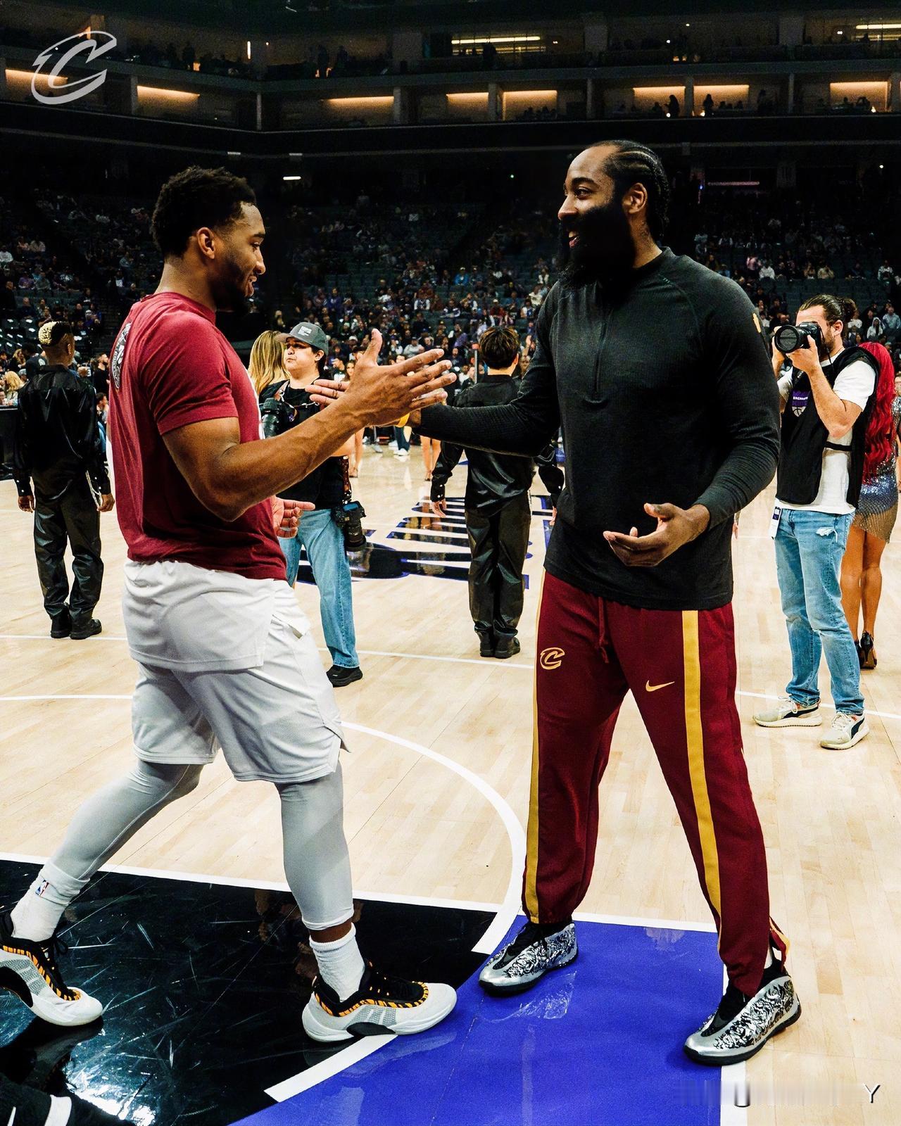 米切尔也没想到呀骑士西部5连客球队不仅拿到了4场胜利，还从西部带回了哈登！