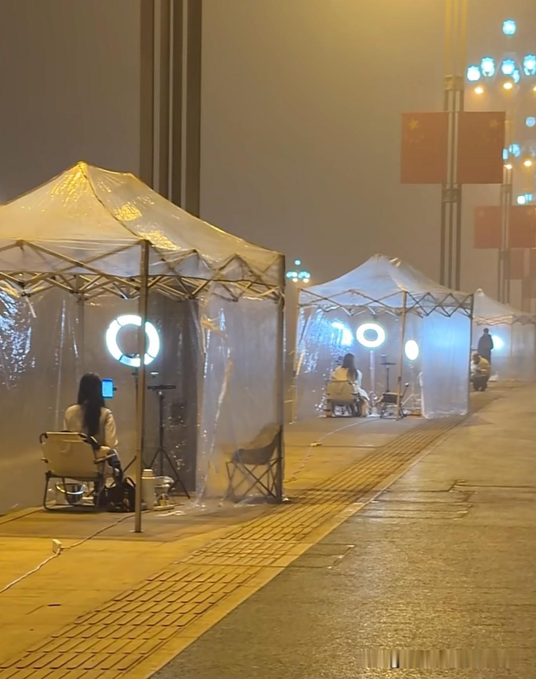 现在的直播间怎么这么简陋了，直接在马路上搭棚，没有以往精装修的直播间了，是钱难赚