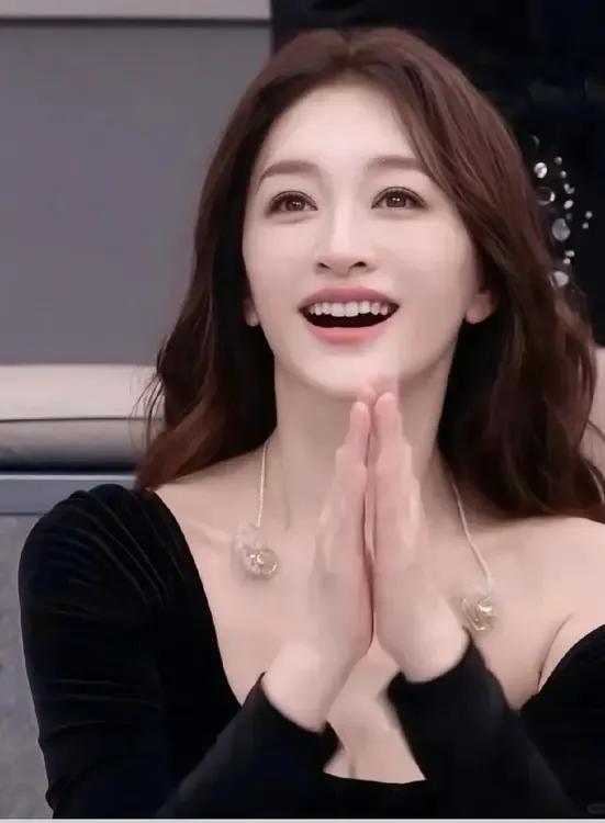 李小冉不是颜控，所以徐佳宁很幸运。50岁李小冉，牙釉质真好，没有镶的白牙，也没