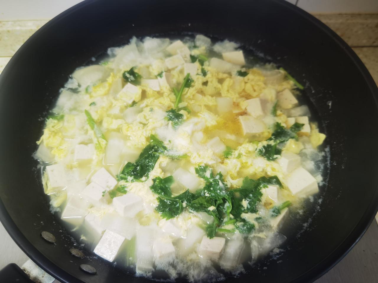 完美减脂晚餐白萝卜+豆腐+鸡蛋煮汤，少许盐，少许香油，少许葱花，少许香菜，再加