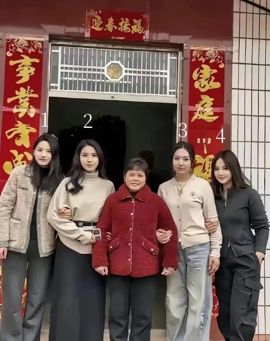 这个妈妈基因也太好了吧，生了四个女儿，个个都美艳动人。如果让你去相亲，你会选择