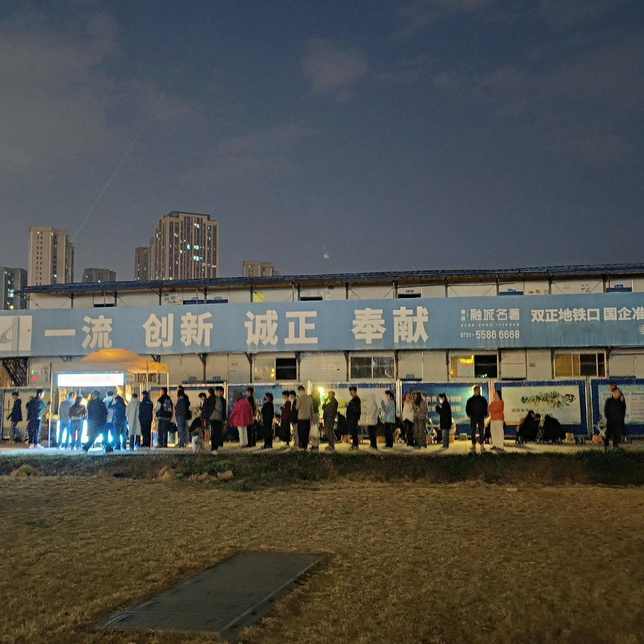 好吃的小吃不在热闹的步行街和繁华的商场里，这家十里飘香阿呆螺丝粉却在人烟稀少的工