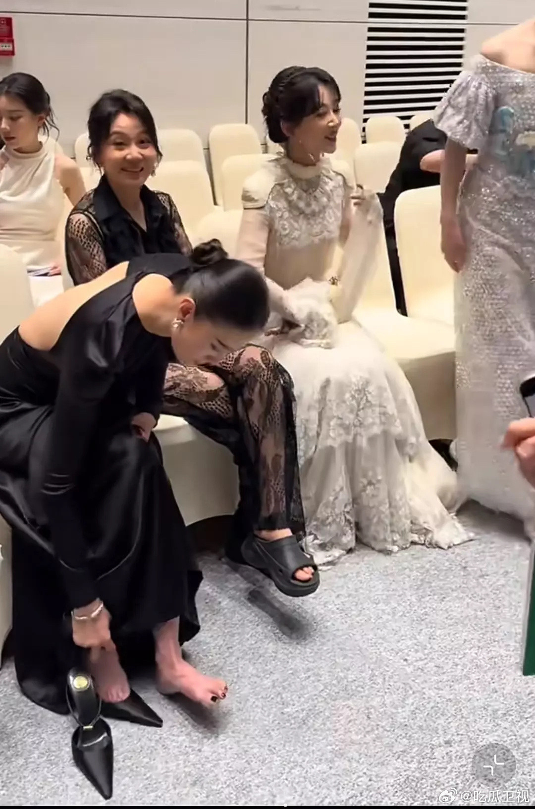 白玉兰后台，闫妮宋佳一个拖鞋一个脱鞋，这个高跟真的对脚一点也不友好​​​