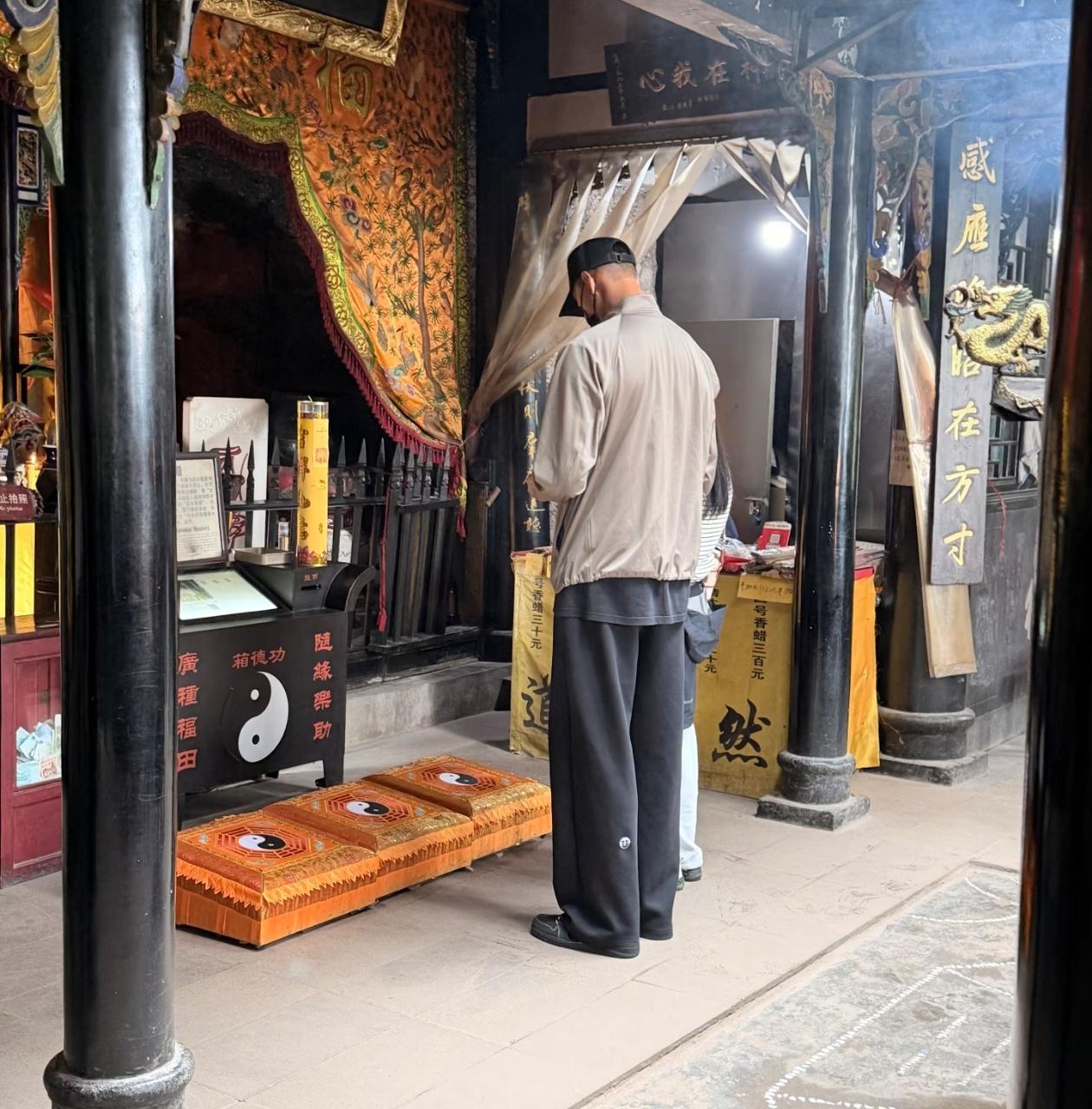 非常低调！球迷偶遇易建联！抛开那些场外八卦，易建联在球迷心中还是有非常高的地