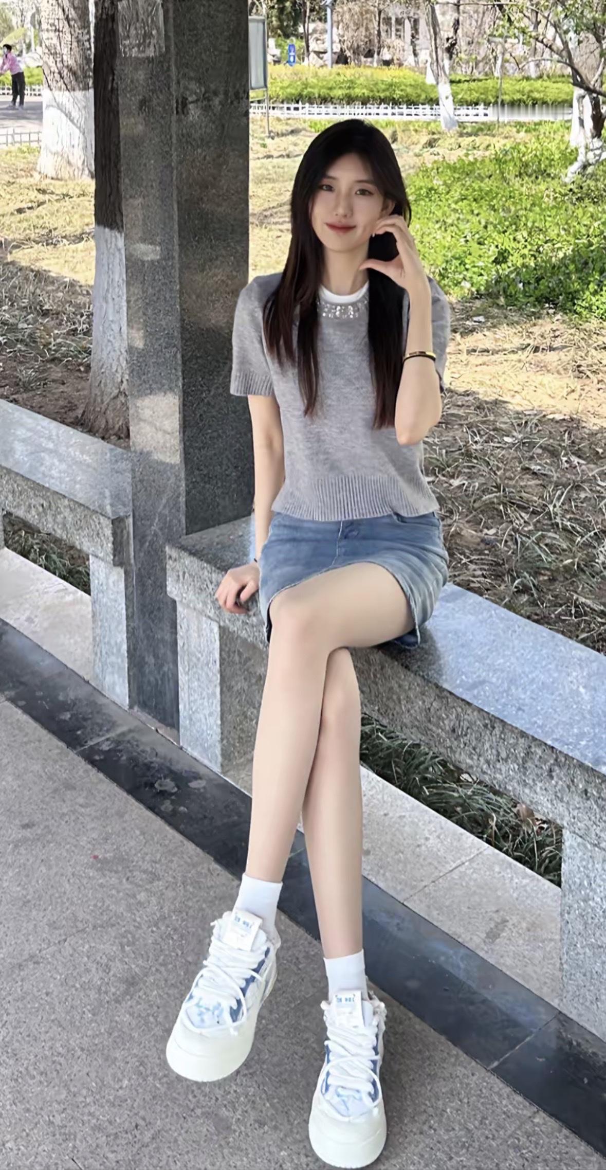 绿树阴中倚石坐，春风笑语话天涯。