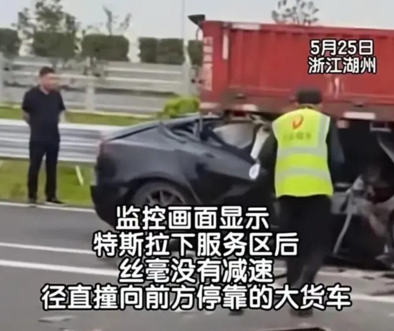 太惨烈了！特斯拉追尾大货车，司机当场身亡！以为是一场简单的追尾，但看了视