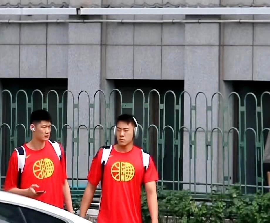 中国男篮最新集训画面流出！看着胡金秋和王俊杰说说笑笑地进了训练馆，杨瀚森也在场