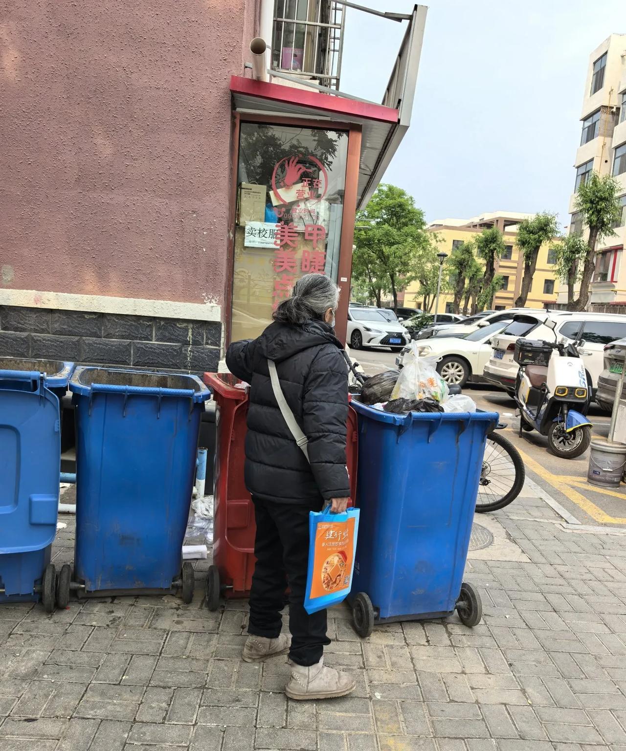 昔日风采不再：一位曾风光无限的邻居大姐今在垃圾桶旁寻觅生活