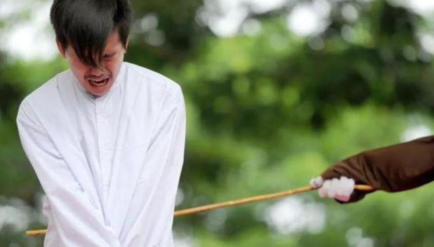 古代的英国有一种奇葩的刑罚——鞭刑，据传言称，犯人在挨打的时候还要把一块去皮的生