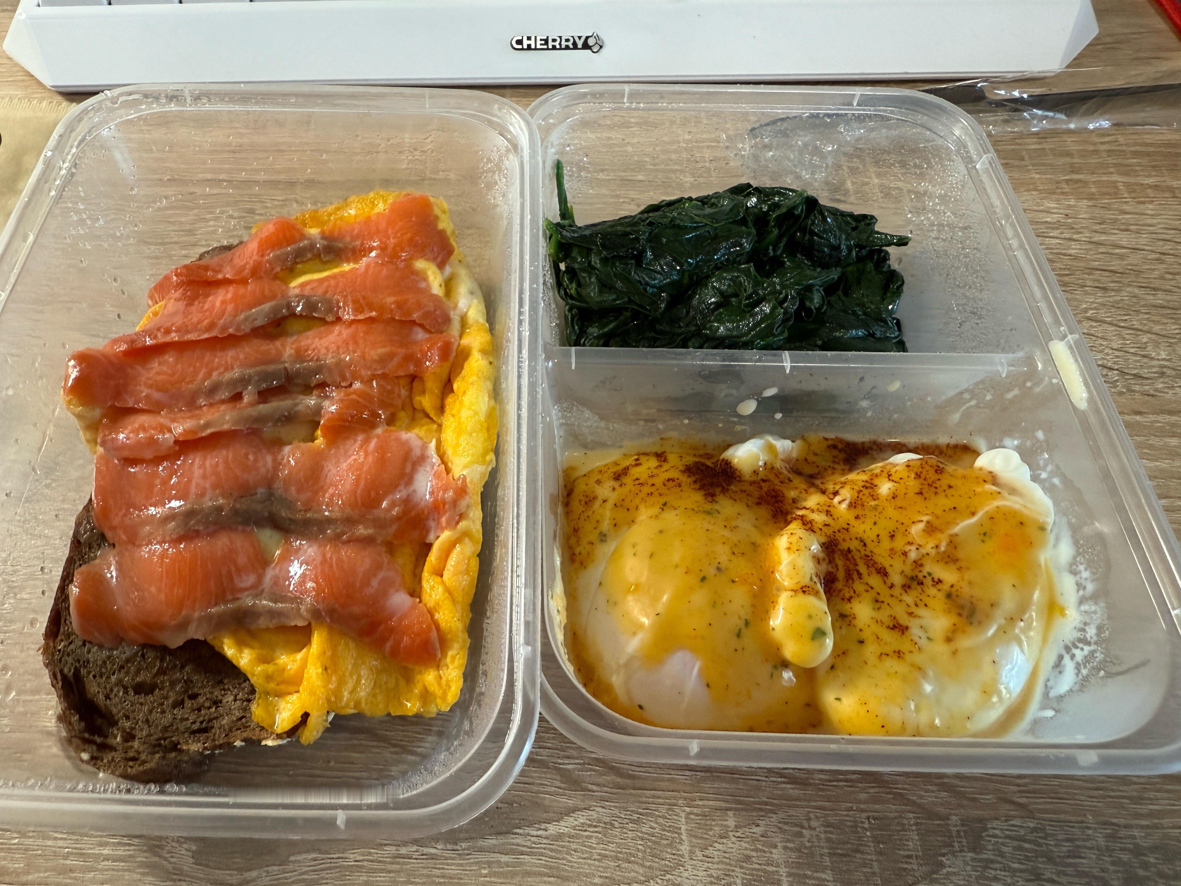 今天的好吃饭😋好吃死了！先是我喜欢的黑面包三文鱼加蛋然后是晚餐鲍鱼鸡羊腿和龙