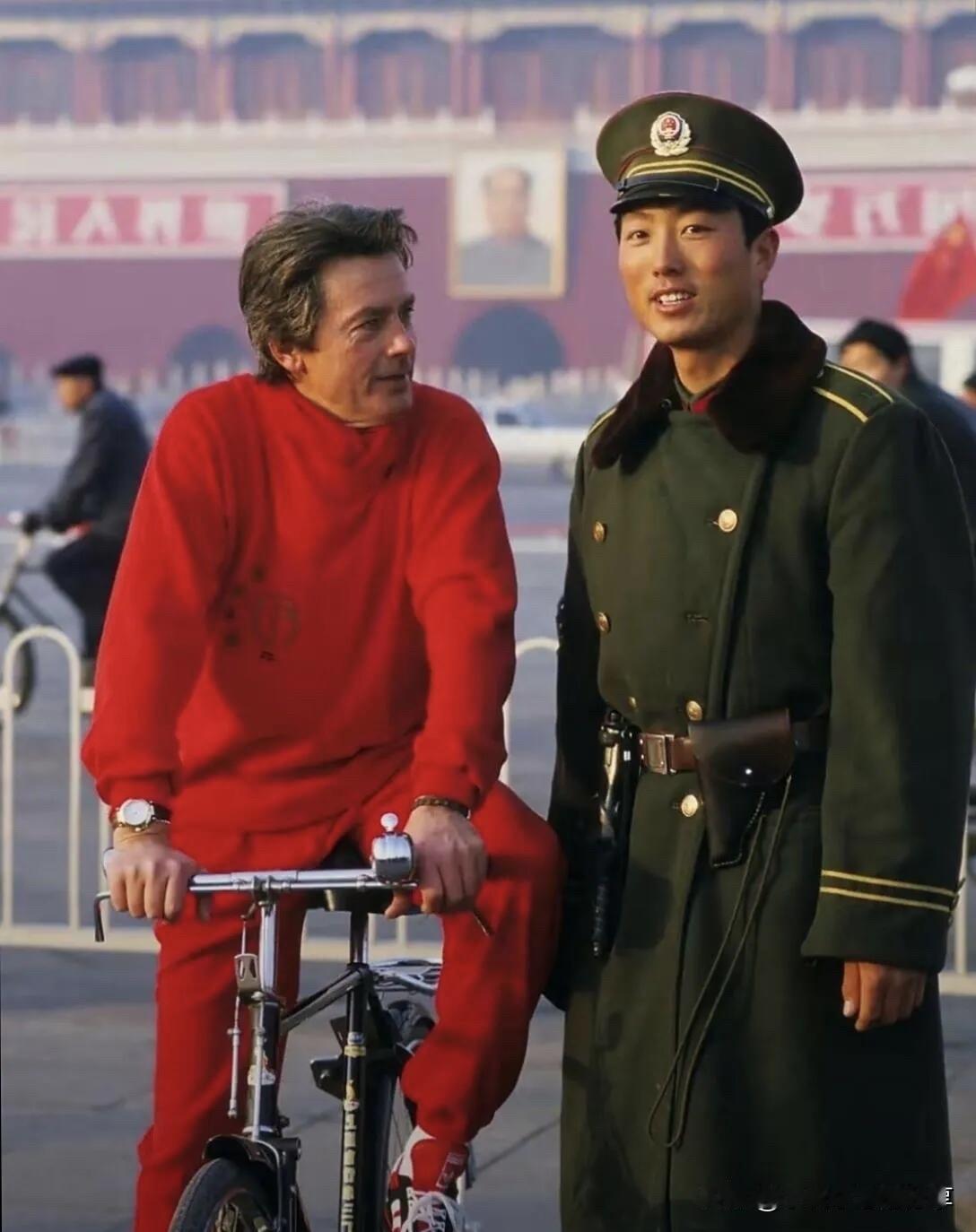 不愧是世界级的帅哥，阿兰德龙年轻的时候真是英俊啊，比尊龙帅气，气质也比三浦友和好