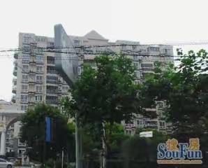 买200万房隔日被加价5万女子发声：“现在涨价，难道是在‘掩护’邻居出货？”