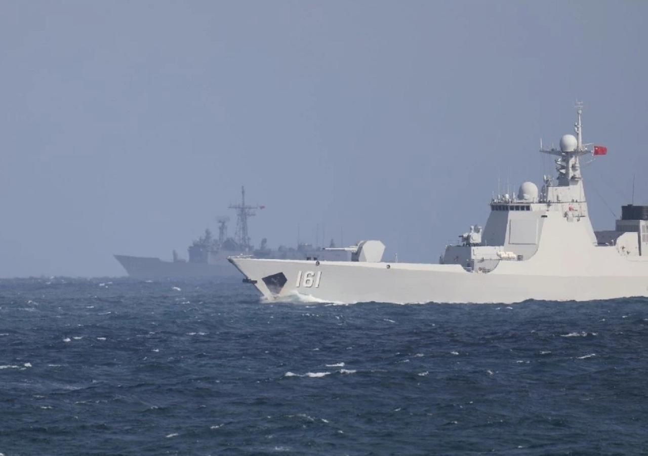 052D驱逐舰与成功级巡防舰海上对峙，对方开火控雷达照射，我方强力反制！台伪海