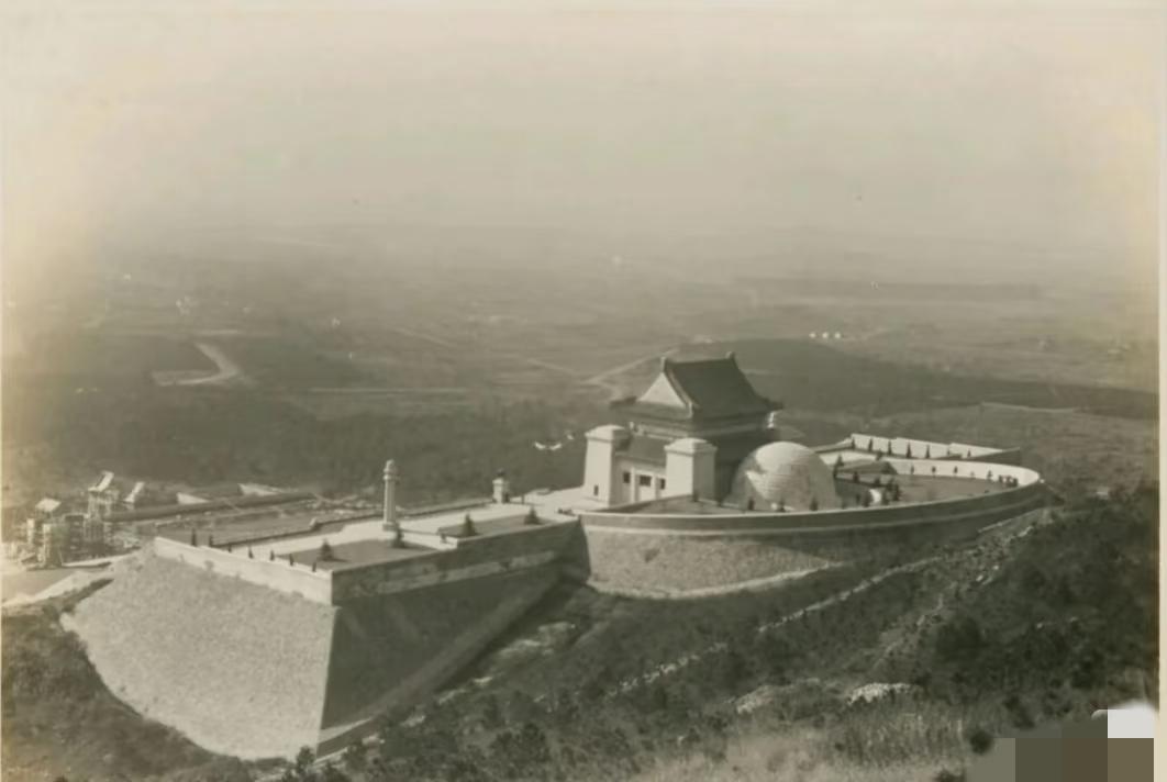 当今南京，很难再见1930年代中山陵原貌对此描述：中山陵墓正面为