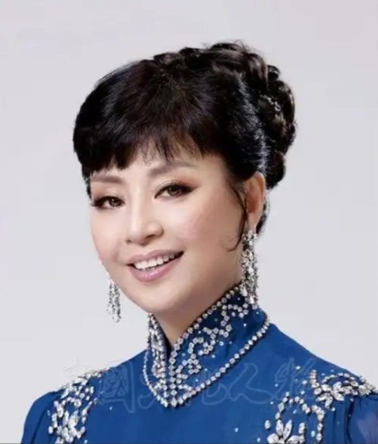 主持人问陈佩斯：听说，你和朱时茂两人跟殷秀梅关系很好？谁料陈佩斯却说：好是好，但