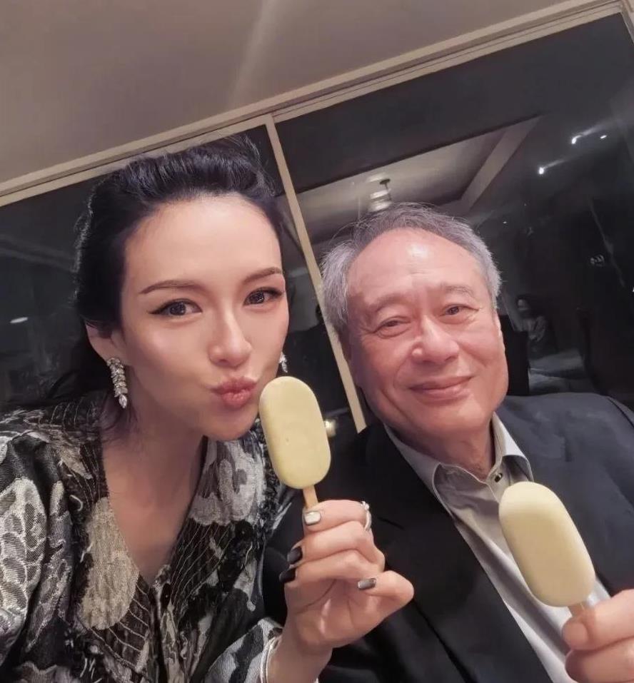 章子怡发文谈卧虎藏龙25周年，李安拥抱能听到他的心跳5月10日下午，章子怡在社
