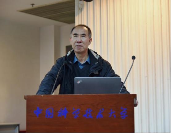 中科大程艺教授这几天火了，原因是他在中科大少年班给学生们上课时，一名坐在前排的男