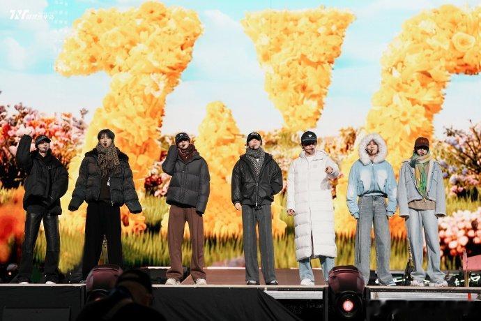 时代少年团贵阳演唱会彩排照，预演温暖的爱你爱我，满分保暖感的各位小炸，贵阳很冷吧