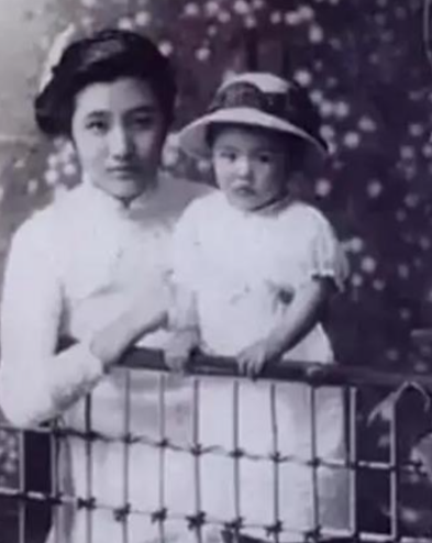 1925年，连生4女的董竹君，为了让丈夫有个儿子，冒险怀第5胎，谁知，丈夫见她爱