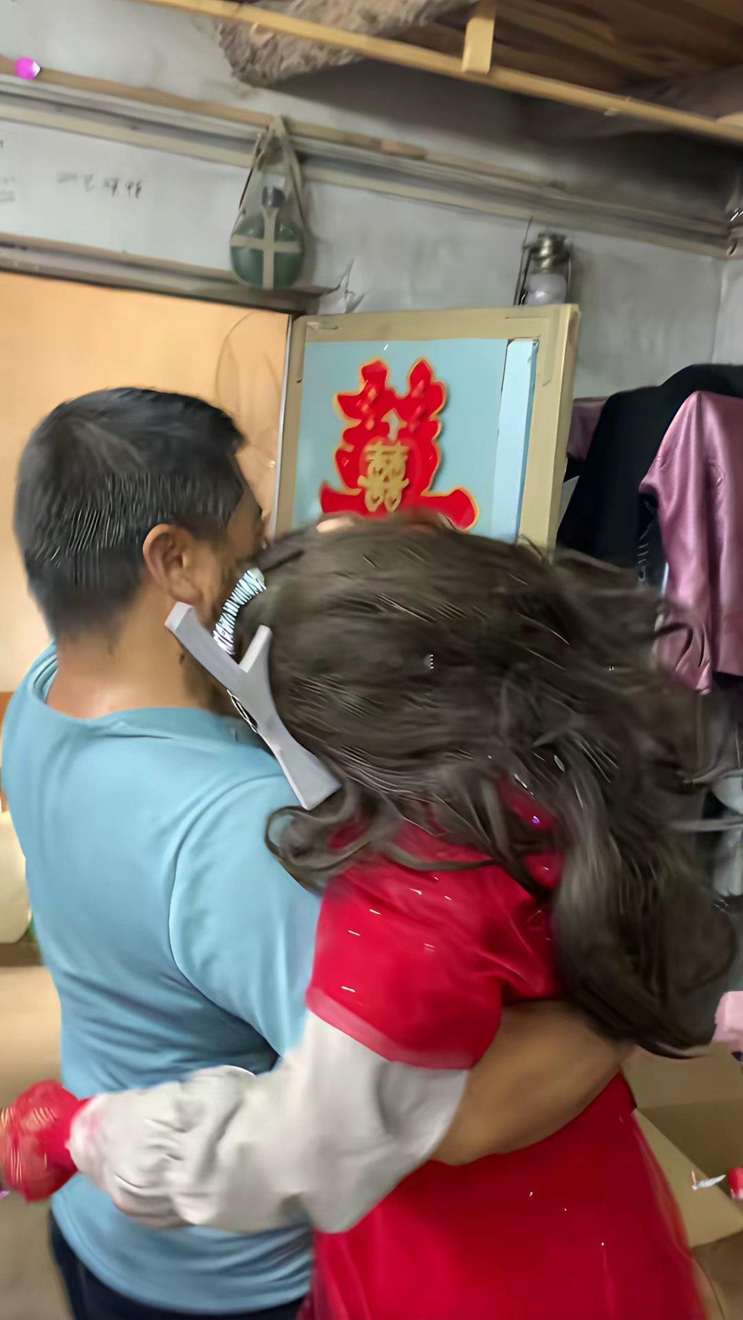 现在的光棍是越来越多了这位兄弟们娶不上媳妇就买了个芭比娃娃回来结婚​​​