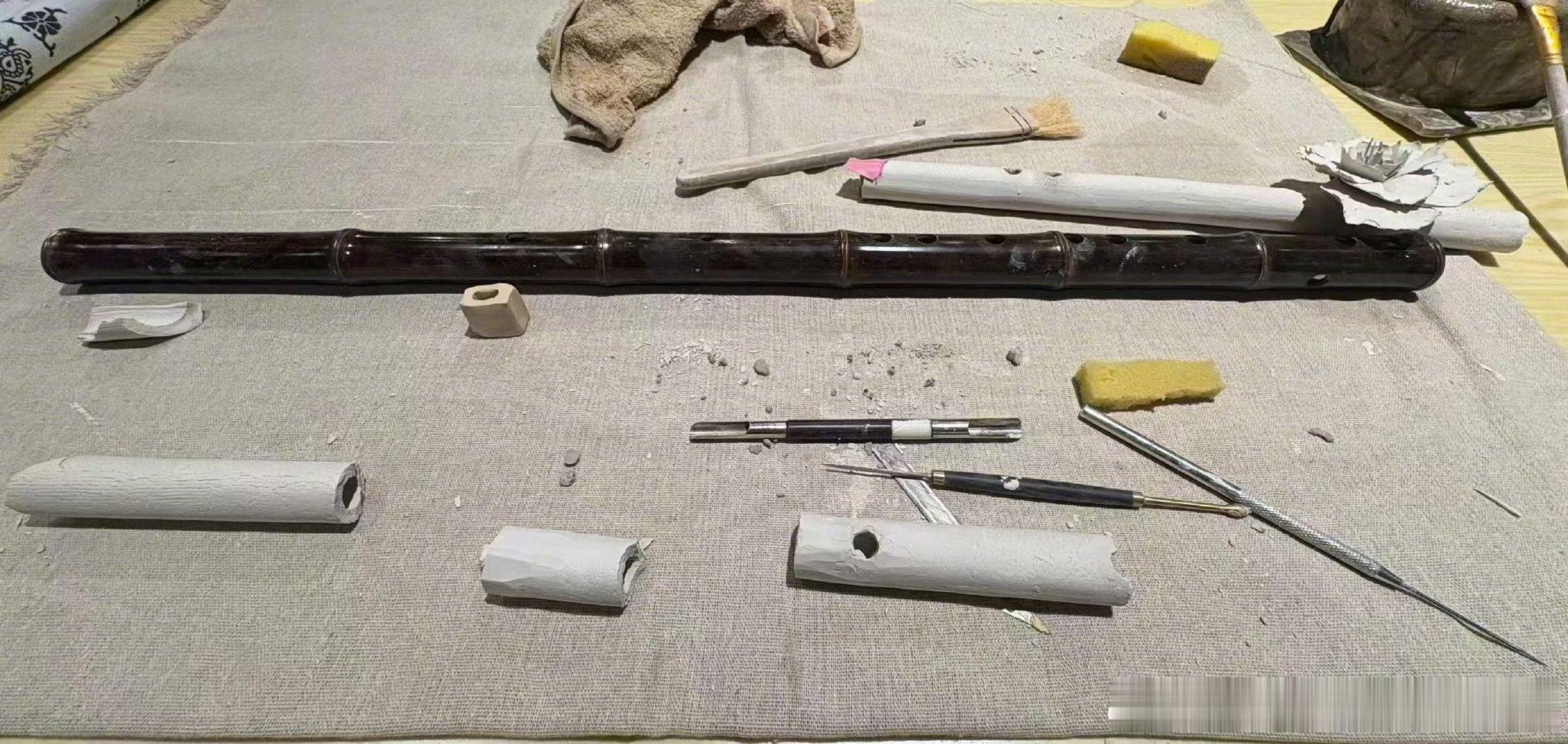 易烊千玺晒自己做的笛子易烊千玺晒做笛子过程这个千玺自己做的笛子，山花笛子好漂亮
