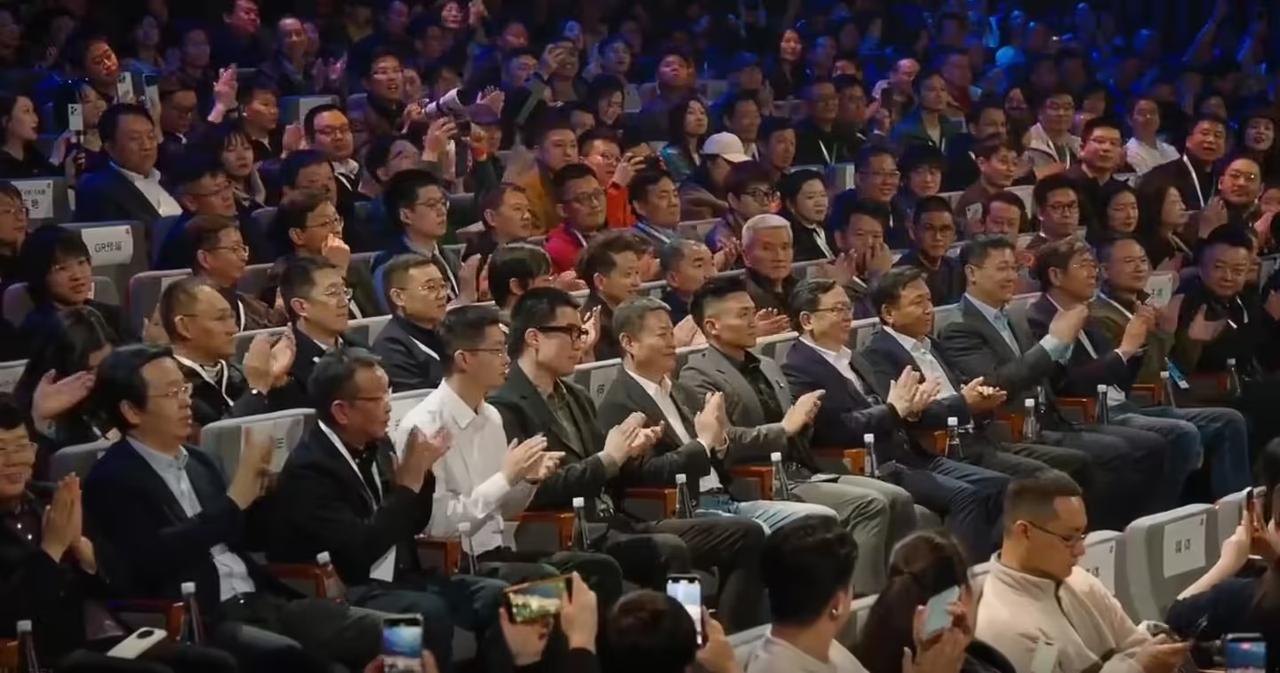 今晚小米发布会，台上是雷军，台下是半个汽车圈！眼尖的网友发现没？比亚迪集团董事
