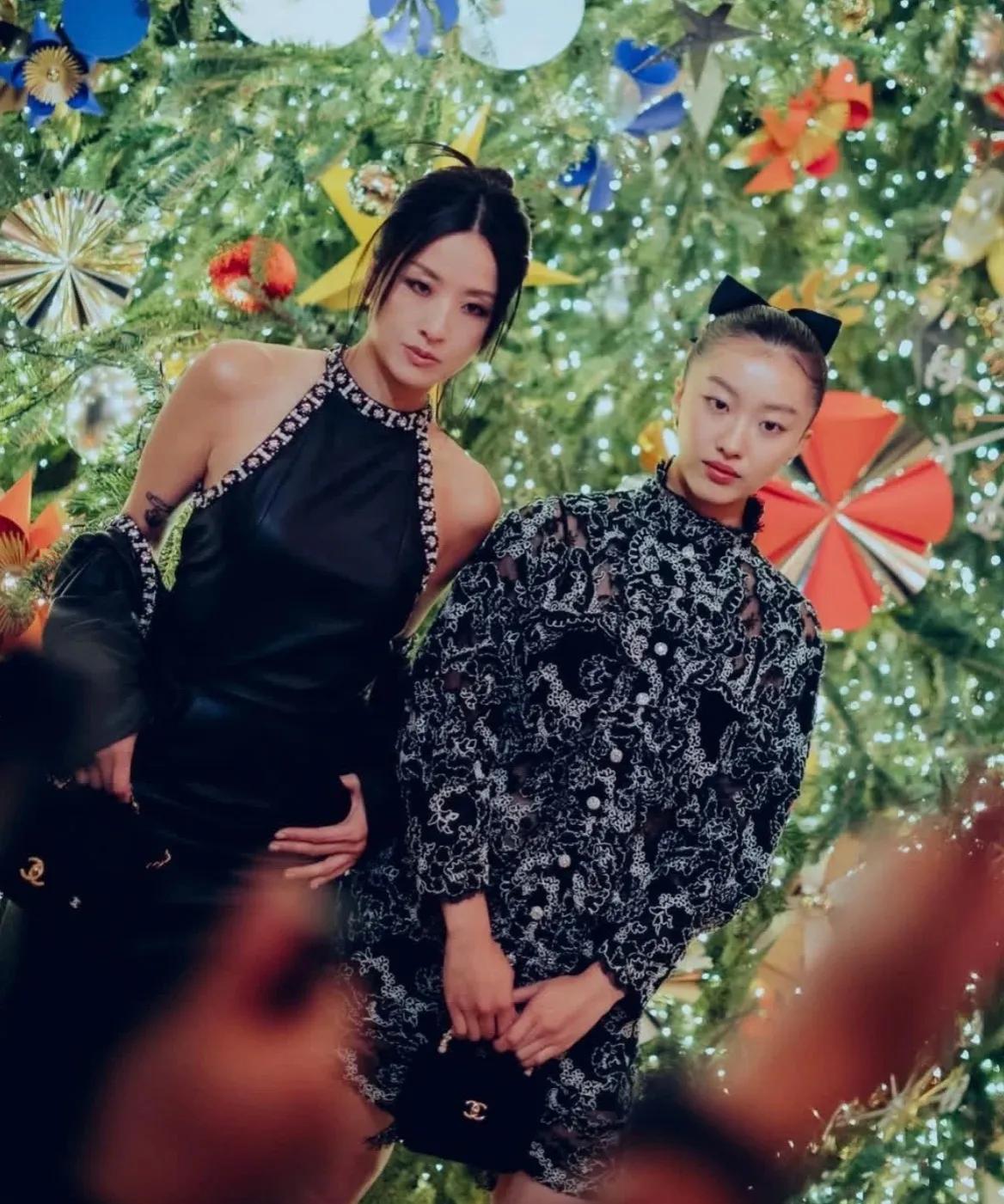 陈奕迅妻子携女儿出席时尚派对，51岁徐濠萦穿露背装大秀身材，母女同框似姐妹11