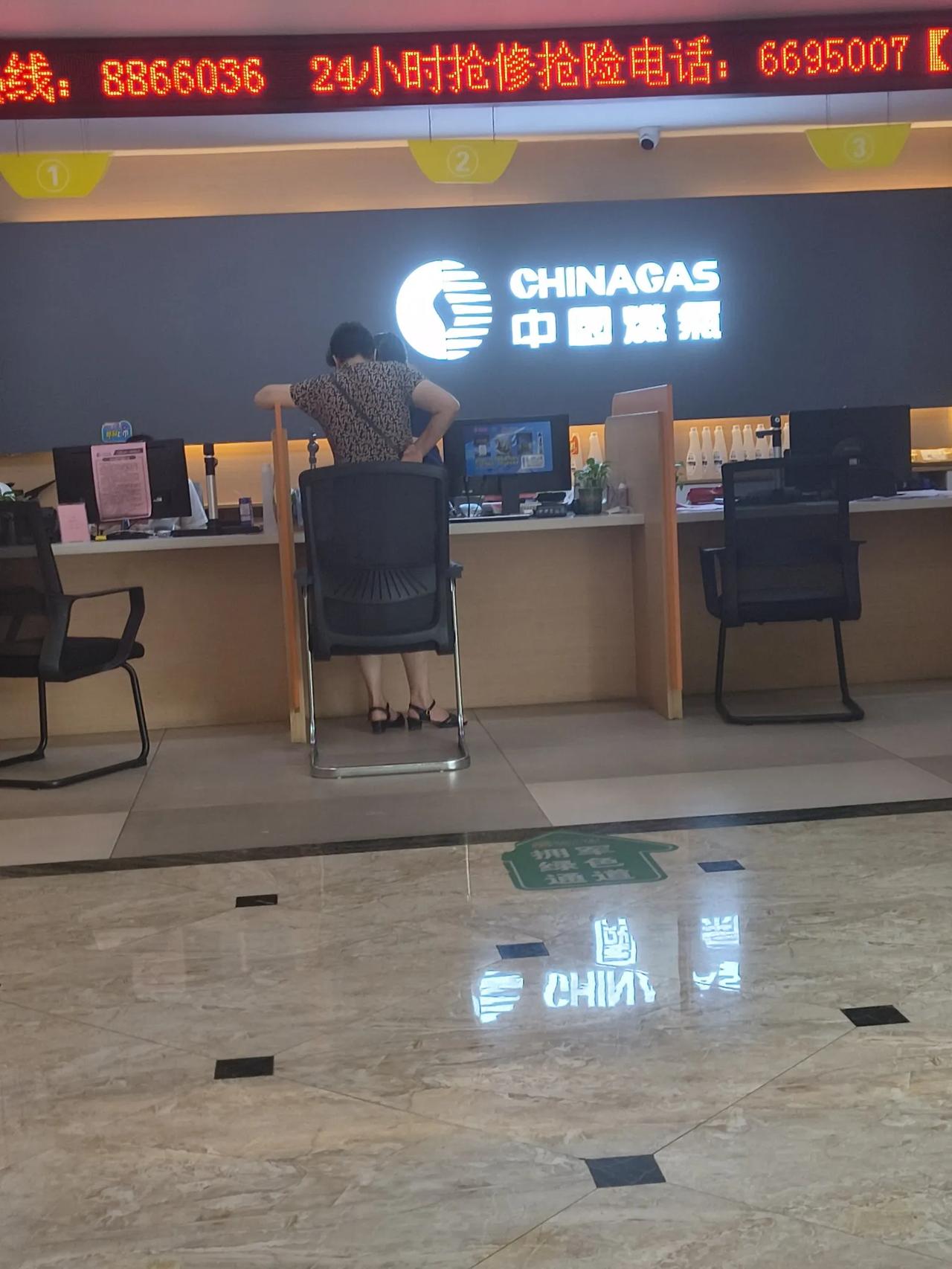 这北方和南方交电费是不一样的，北方是先交钱买电，用完了再买，如果没有续费，就停电