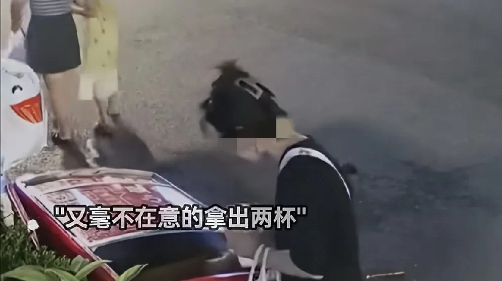 杭州这一家三口出名了。起因是，一家三口路过一个爱心冰箱，妻子发现里面有柠檬水