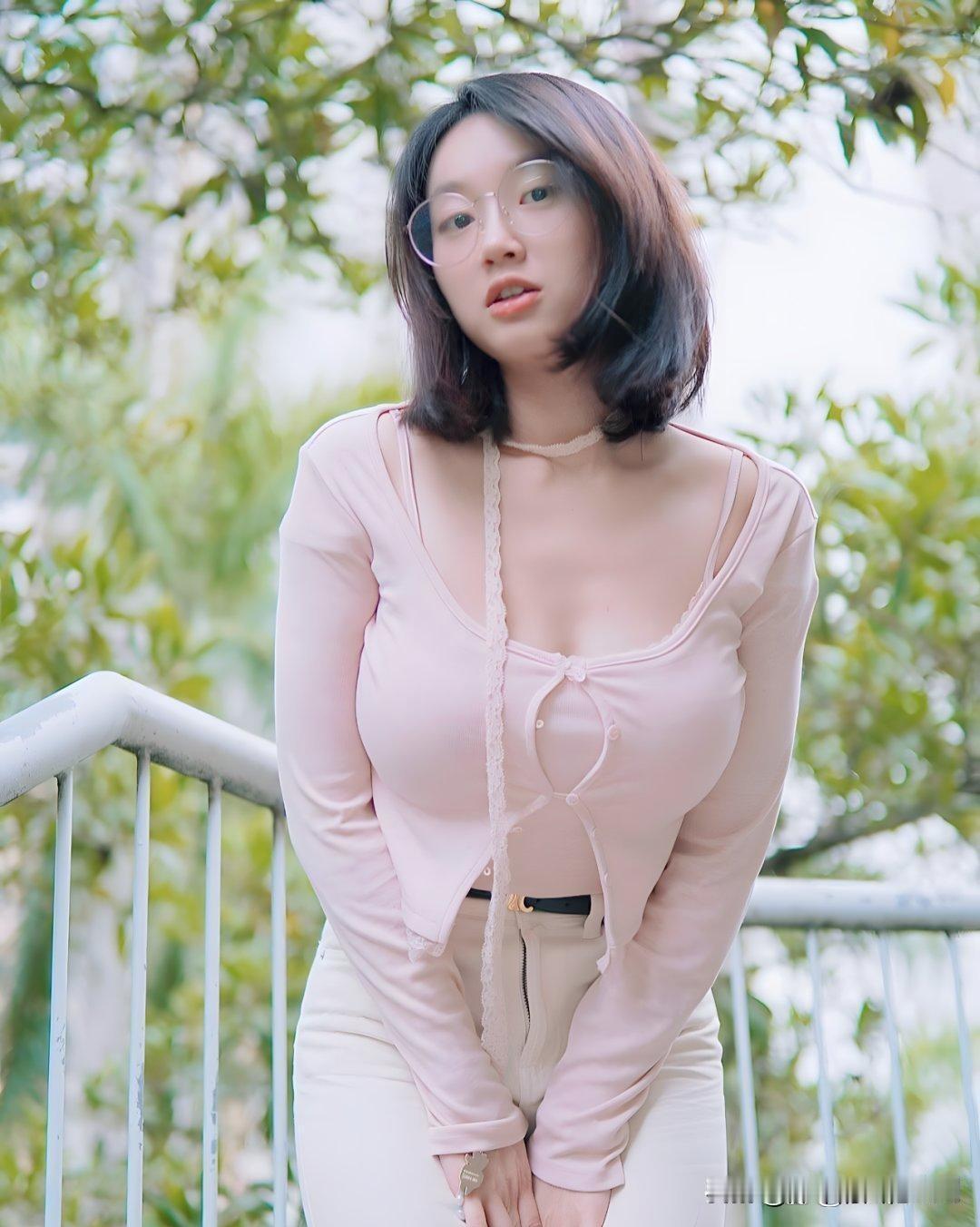 温柔粉嫩穿搭真的能让少女心爆棚！就像鞠婧祎的粉嫩穿搭，元气满满。秋冬也能有甜美