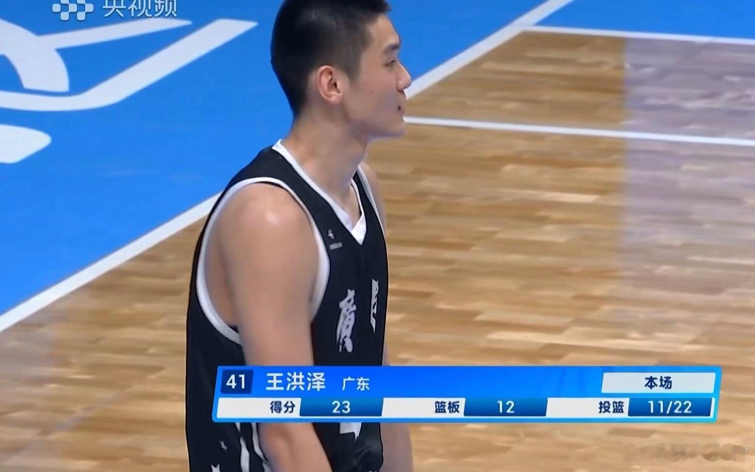 宏远双星主宰比赛！何文炜得到26分+5助攻掌控全局，三人包夹也不慌，王洪泽更是2