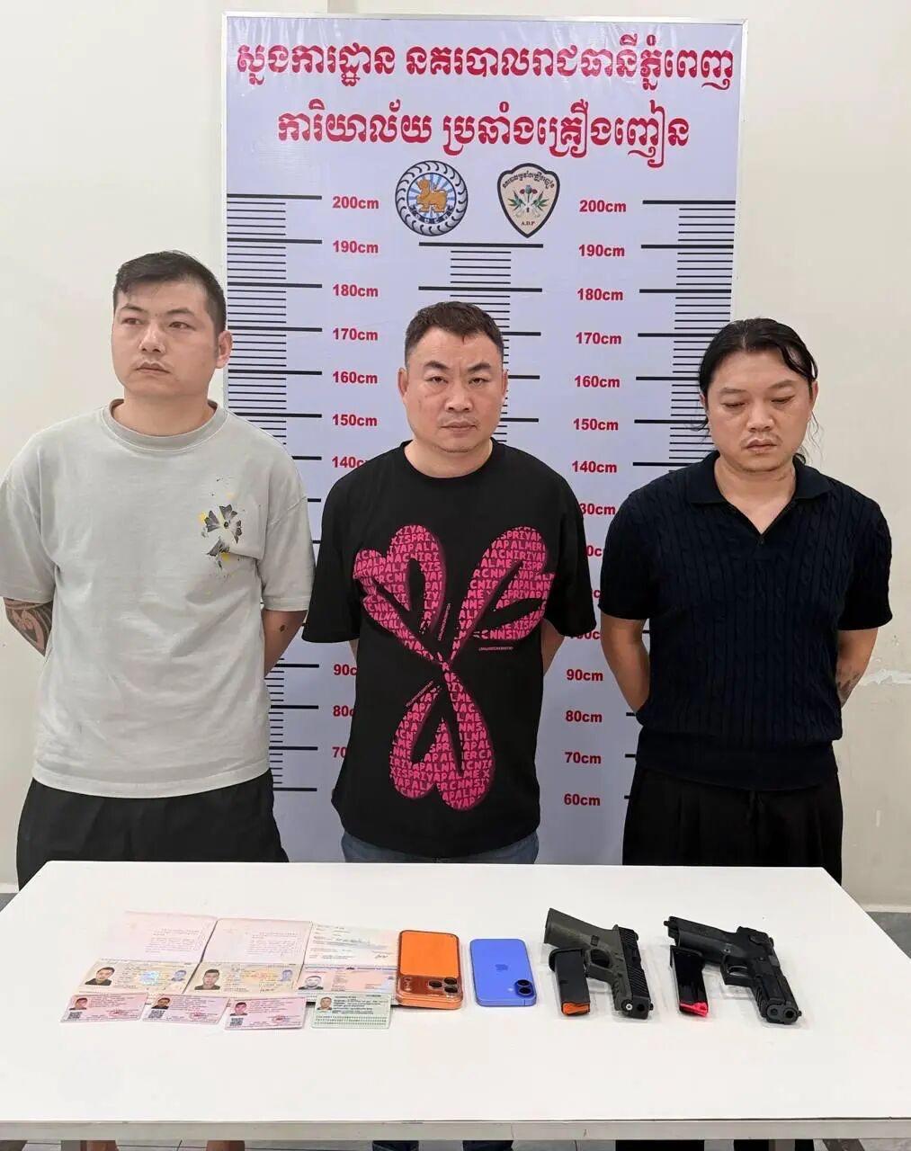 4名中国人在柬埔寨涉毒涉枪被抓获，其中一人刚刚偷渡到柬埔寨。3月30日晚