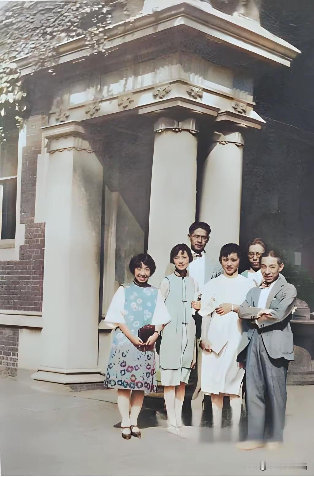 这是拍摄于1927年的一张罕见照片，民国女神林徽因和梁思成，以及友人在宾夕法尼亚