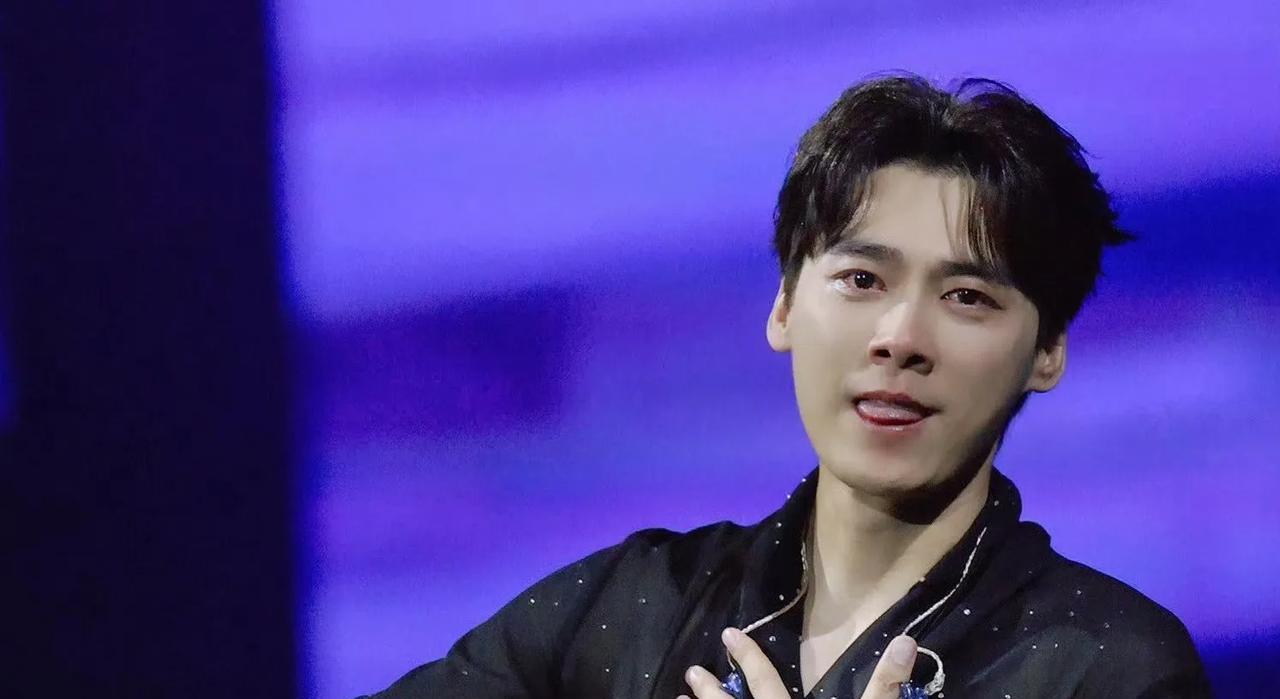 #李易峰被强制执行4990万#许久没刷到这位帅哥的热搜了，顺手分享几张旧照~