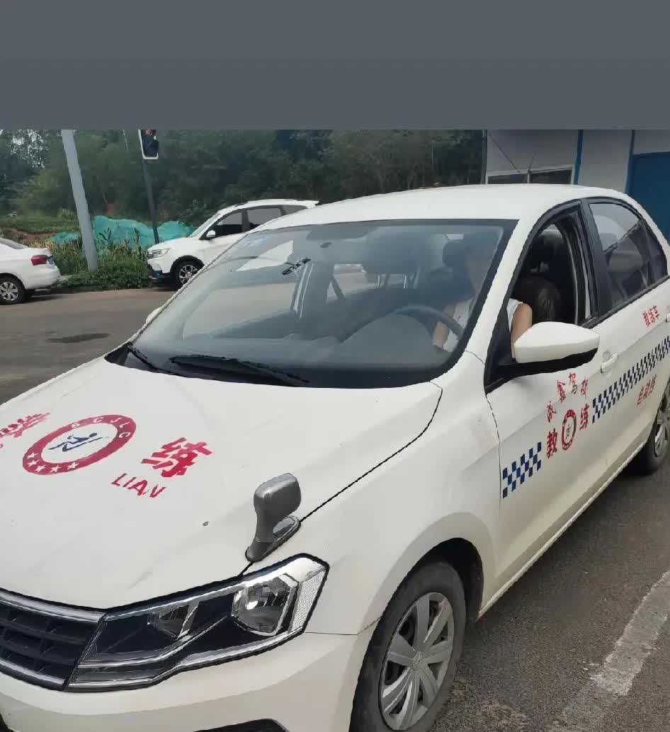 问一下大家，当年你们学车拿驾照难吗？是不是关关过呢？今天