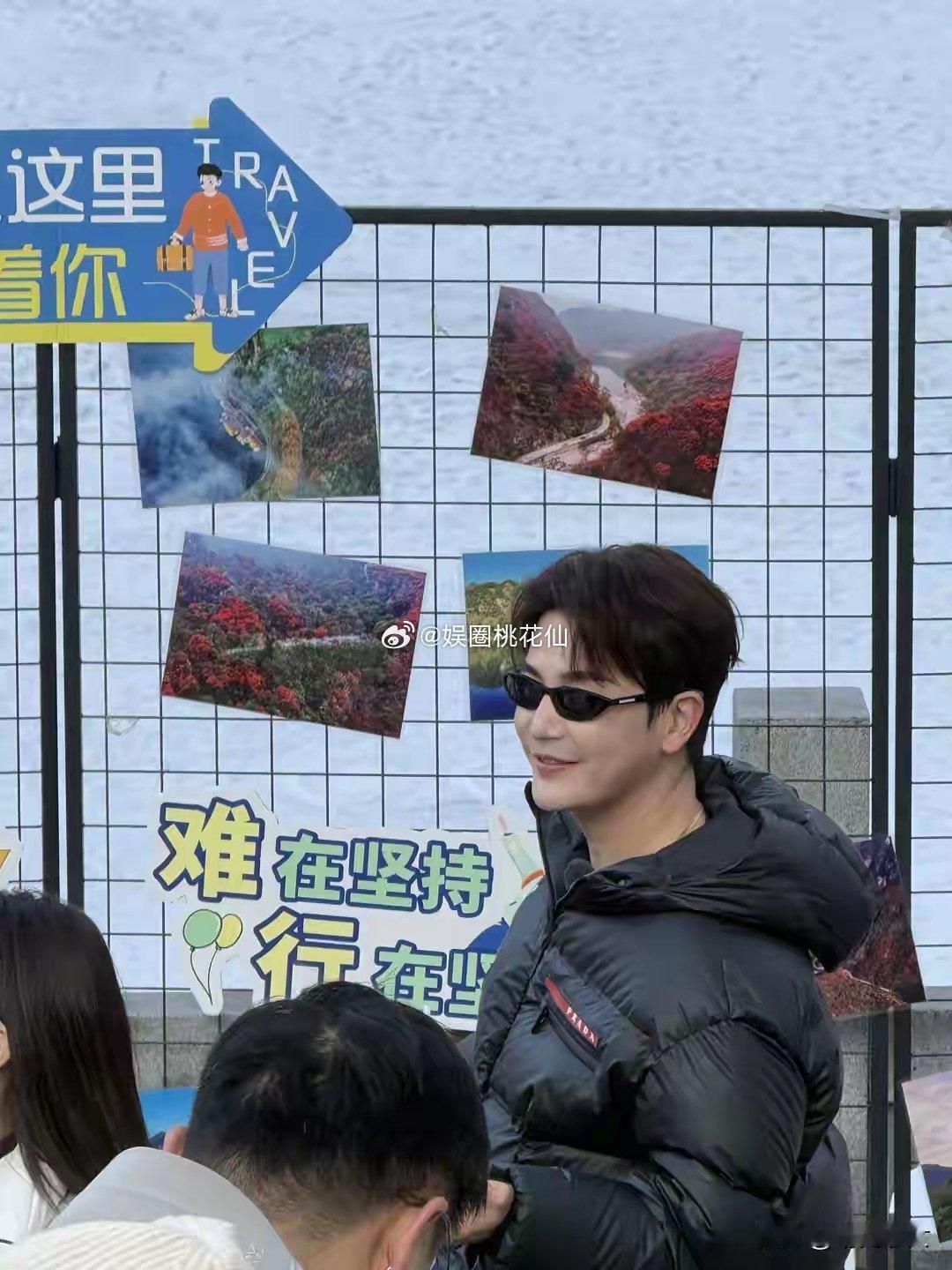 孙坚带着女闺蜜王霏霏爬翠华山，两人举止亲密像情侣，站一块挺般配的。孙坚皮肤好白净