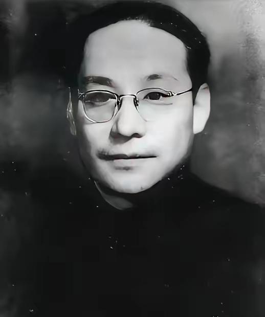 1940年，打入日伪内部的刘人寿，正用电台给党组织发报，几名日军突然冲了进来，他