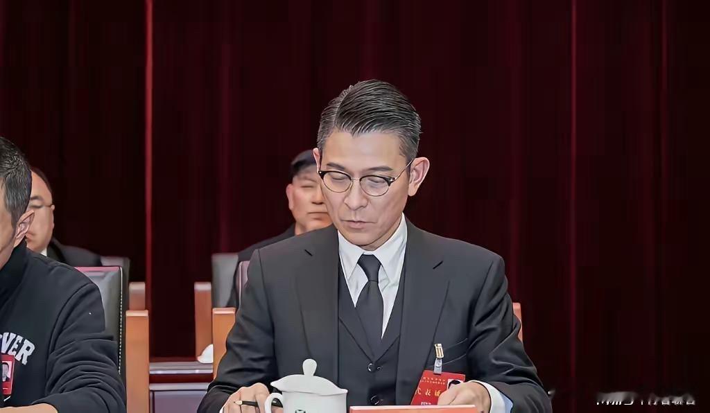 最近刘德华登新闻联播当选影协副主席的消息刷爆全网，这事根本不是什么明星蹭热度的花边，是给整个娱乐圈上